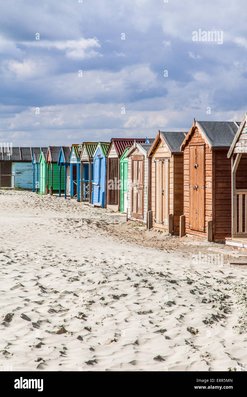 Une rangée de cabines de plage traditionnel West Wittering beach Sussex England UK Banque D'Images