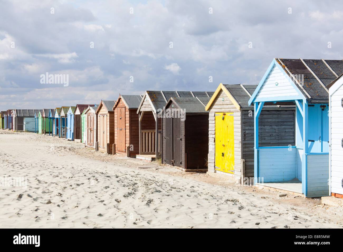 Une rangée de cabines de plage traditionnel West Wittering beach Sussex England UK Banque D'Images