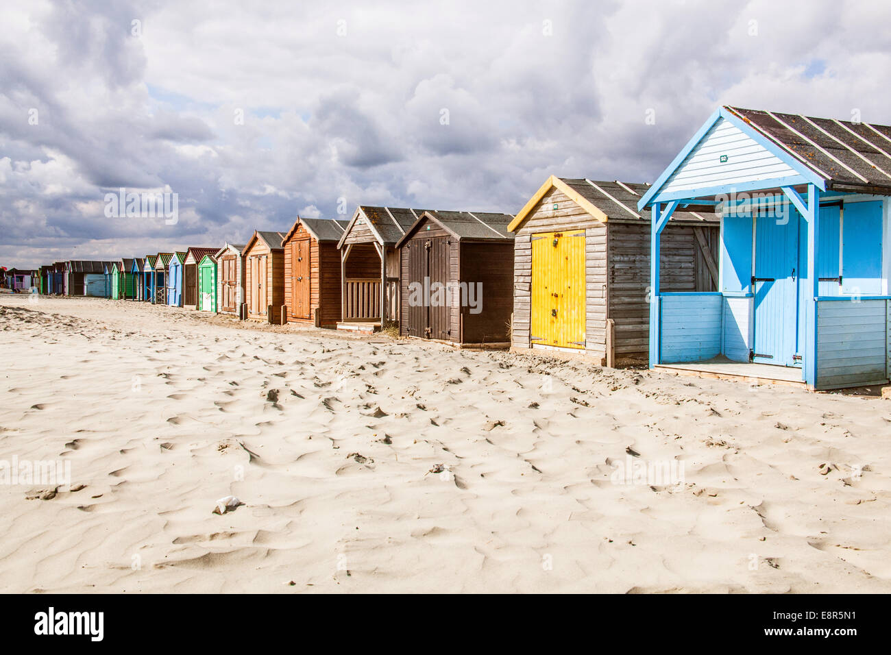 Une rangée de cabines de plage traditionnel West Wittering beach Sussex England UK Banque D'Images