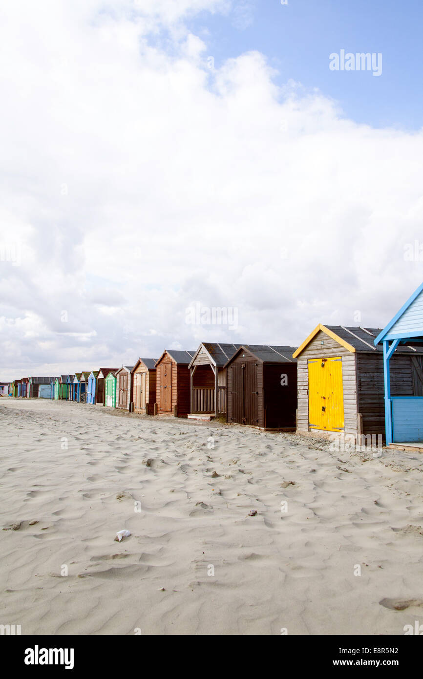 Une rangée de cabines de plage traditionnel West Wittering beach Sussex England UK Banque D'Images