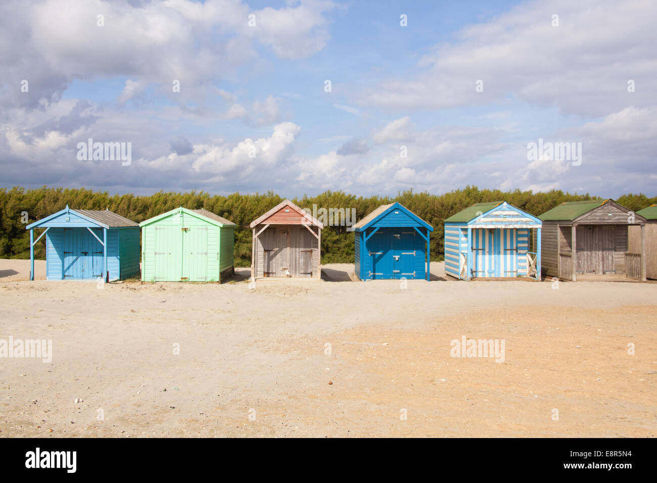 Une rangée de cabines de plage traditionnel West Wittering beach Sussex England UK Banque D'Images