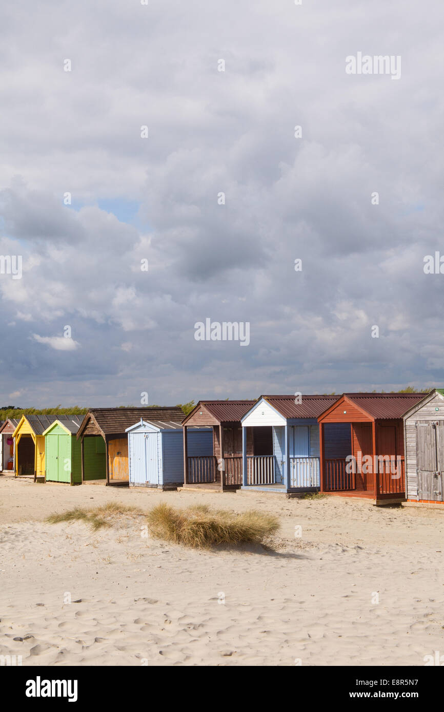 Une rangée de cabines de plage traditionnel West Wittering beach Sussex England UK Banque D'Images