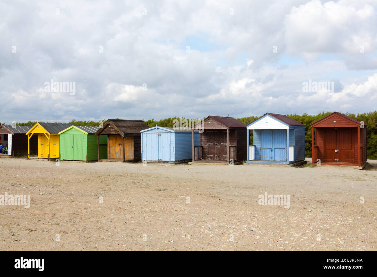 Une rangée de cabines de plage traditionnel West Wittering beach Sussex England UK Banque D'Images