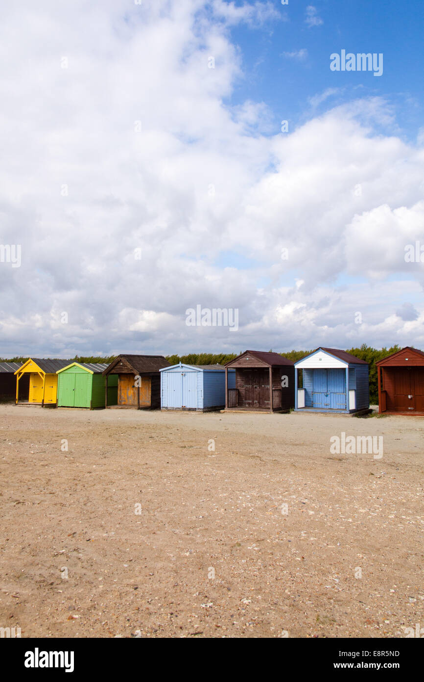 Une rangée de cabines de plage traditionnel West Wittering beach Sussex England UK Banque D'Images