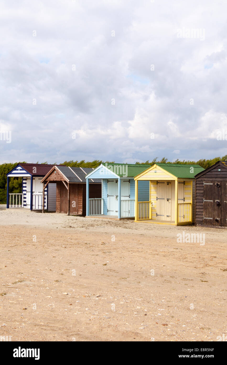 Une rangée de cabines de plage traditionnel West Wittering beach Sussex England UK Banque D'Images