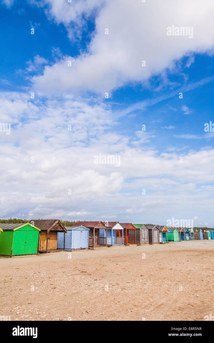 Une rangée de cabines de plage traditionnel West Wittering beach Sussex England UK Banque D'Images