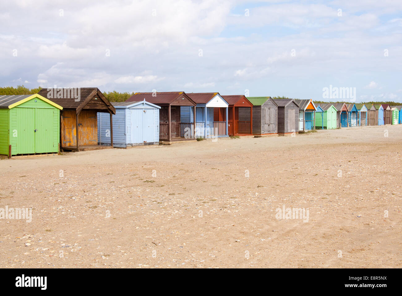 Une rangée de cabines de plage traditionnel West Wittering beach Sussex England UK Banque D'Images
