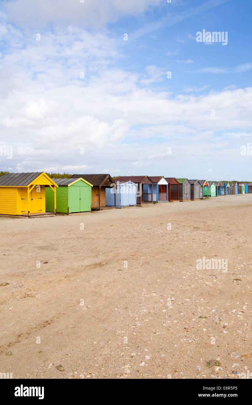 Une rangée de cabines de plage traditionnel West Wittering beach Sussex England UK Banque D'Images