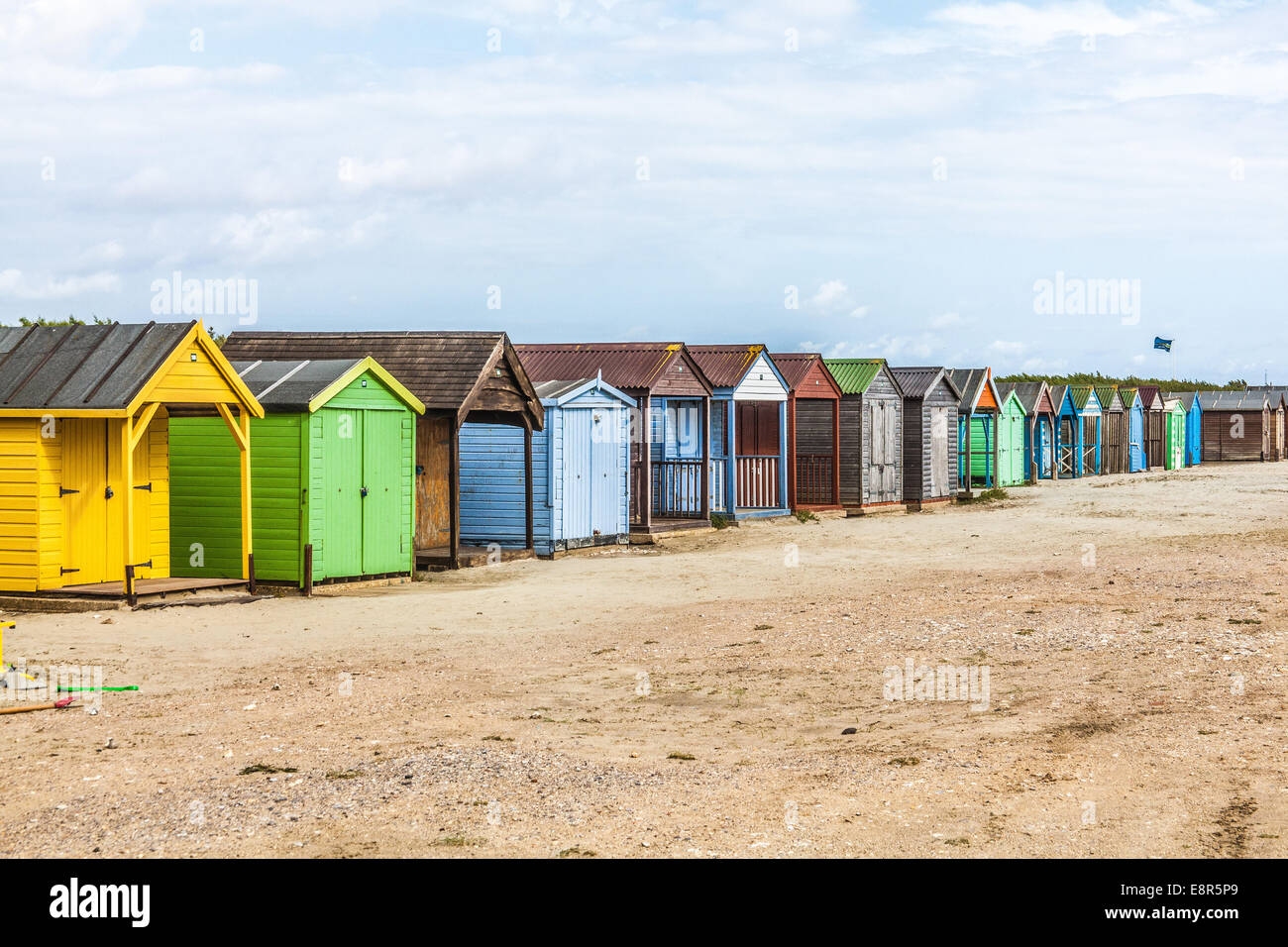Une rangée de cabines de plage traditionnel West Wittering beach Sussex England UK Banque D'Images