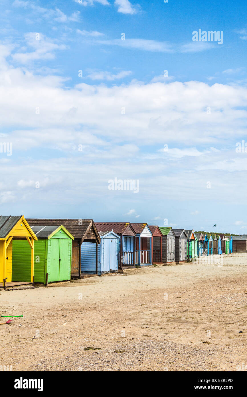 Une rangée de cabines de plage traditionnel West Wittering beach Sussex England UK Banque D'Images