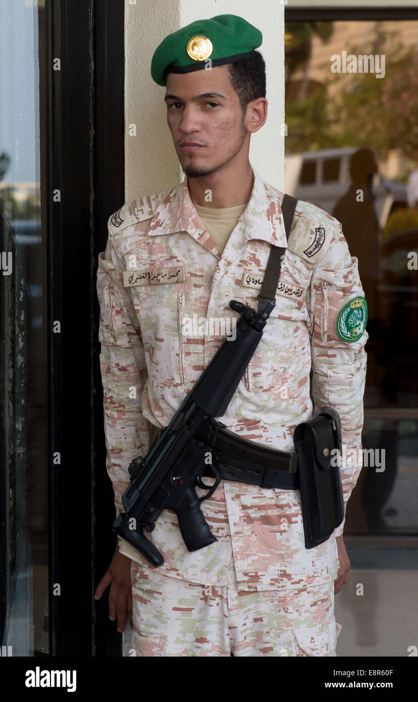 Jeddah, Arabie saoudite. 13 Oct, 2014. Un agent de sécurité avec une machine type pistolet 'MP5' de la société allemande Heckler&Koch se tient juste en face de la maison d'hôtes le gouvernement saoudien à Djeddah, Arabie saoudite, 13 octobre 2014. Photo : Tim Brakemeier/dpa/Alamy Live News Banque D'Images