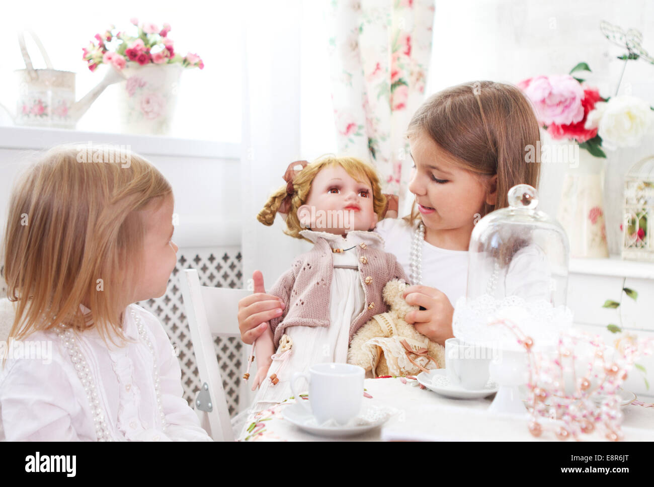 Deux petites sœurs jouer à cute tea parties Banque D'Images