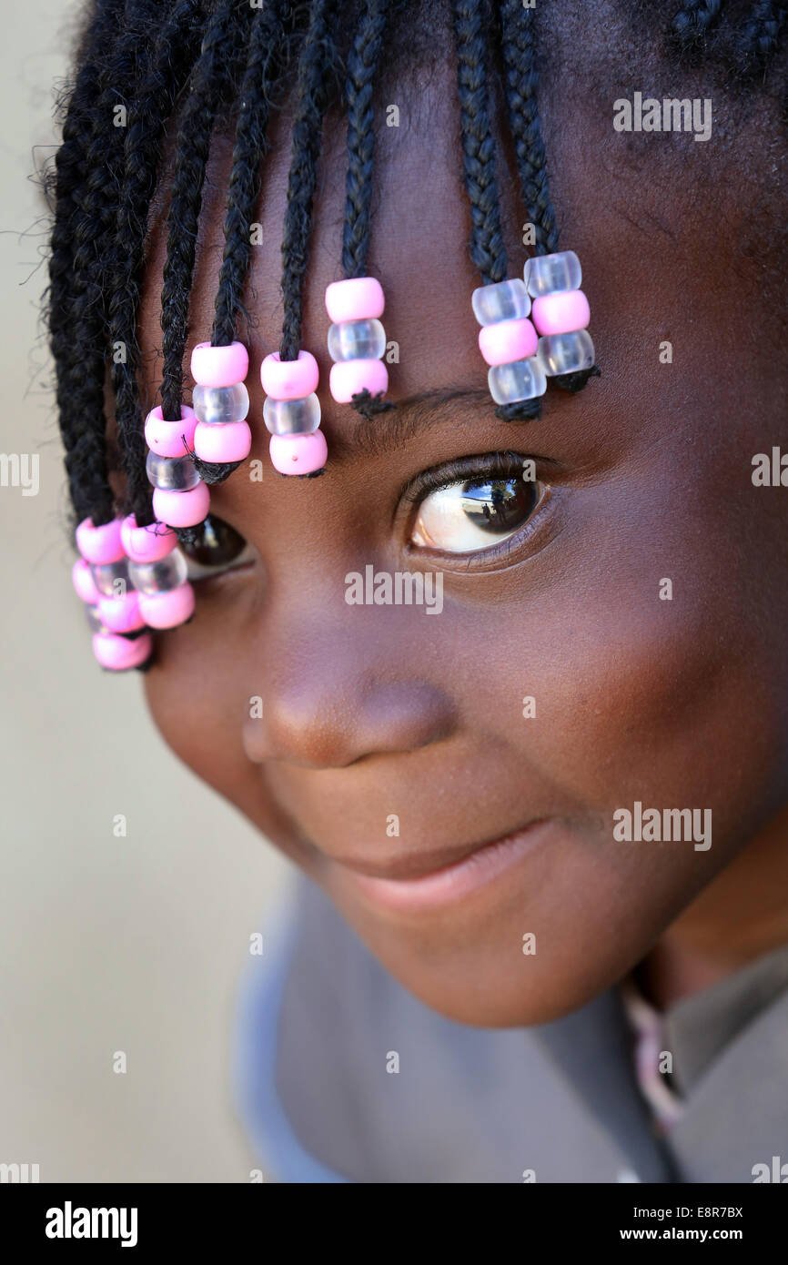 Jeune fille de 4 ans avec des dreadlocks looking at camera, Lusaka, Zambie, Afrique Banque D'Images