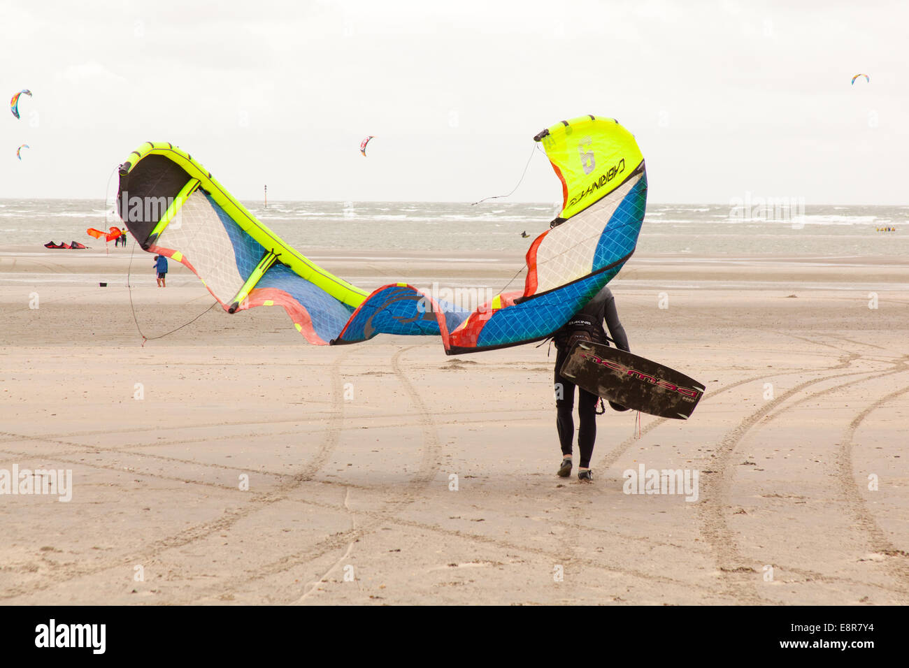 Kiteboarding, West Wittering beach, West Sussex, Angleterre, Royaume-Uni. Banque D'Images