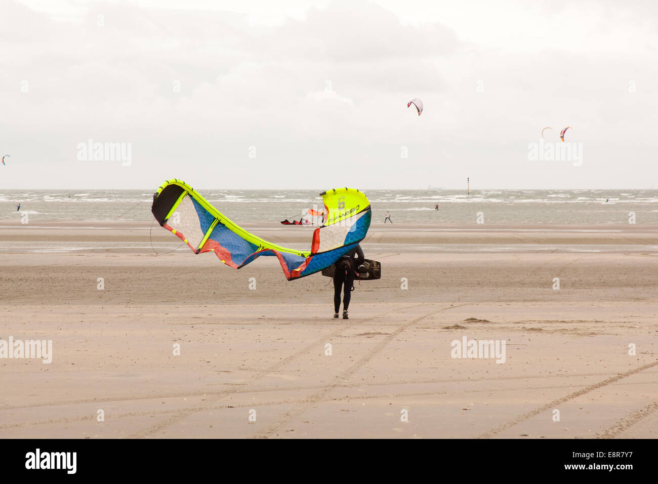 Kiteboarding, West Wittering beach, West Sussex, Angleterre, Royaume-Uni. Banque D'Images