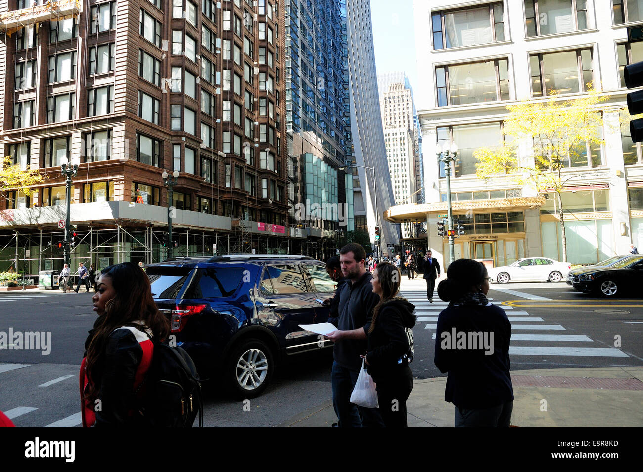 Chicago piétons en attente de feu vert à l'État et de Madison Avenue. Banque D'Images