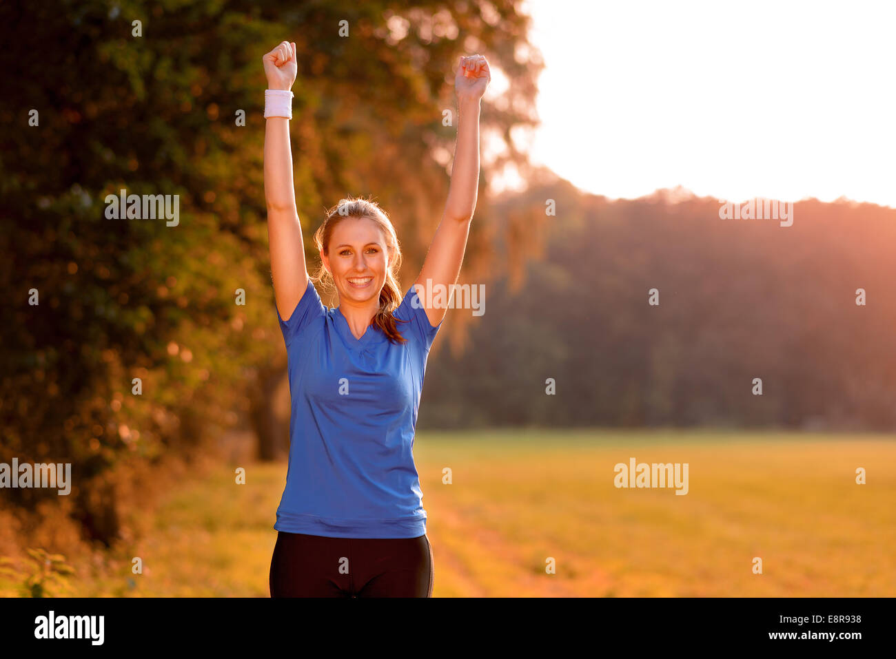 Jeune Femme Jubilatoire Poinconner Le Poing Leve Avec Son Air Alors Qu Elle Celebre Un Succes En Etant Debout Dans Un Ecrin De Verdure De La Campagne Photo Stock Alamy