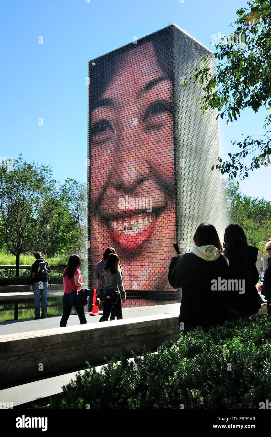 Chicago's Crown Fountain avec miroir d'eau et bloc de verre projection  tours visages de résidents de Chicago. Parc du millénaire Photo Stock -  Alamy