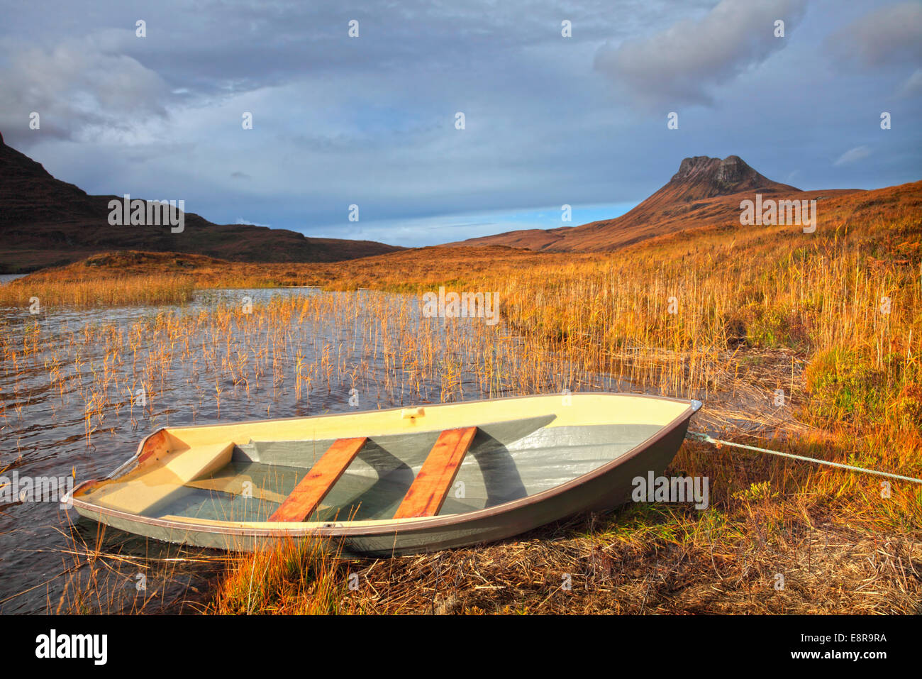 Un bateau sur le Loch Lurgainn avec Stac Pollaidh (Stac Polly) dans la distance. Banque D'Images