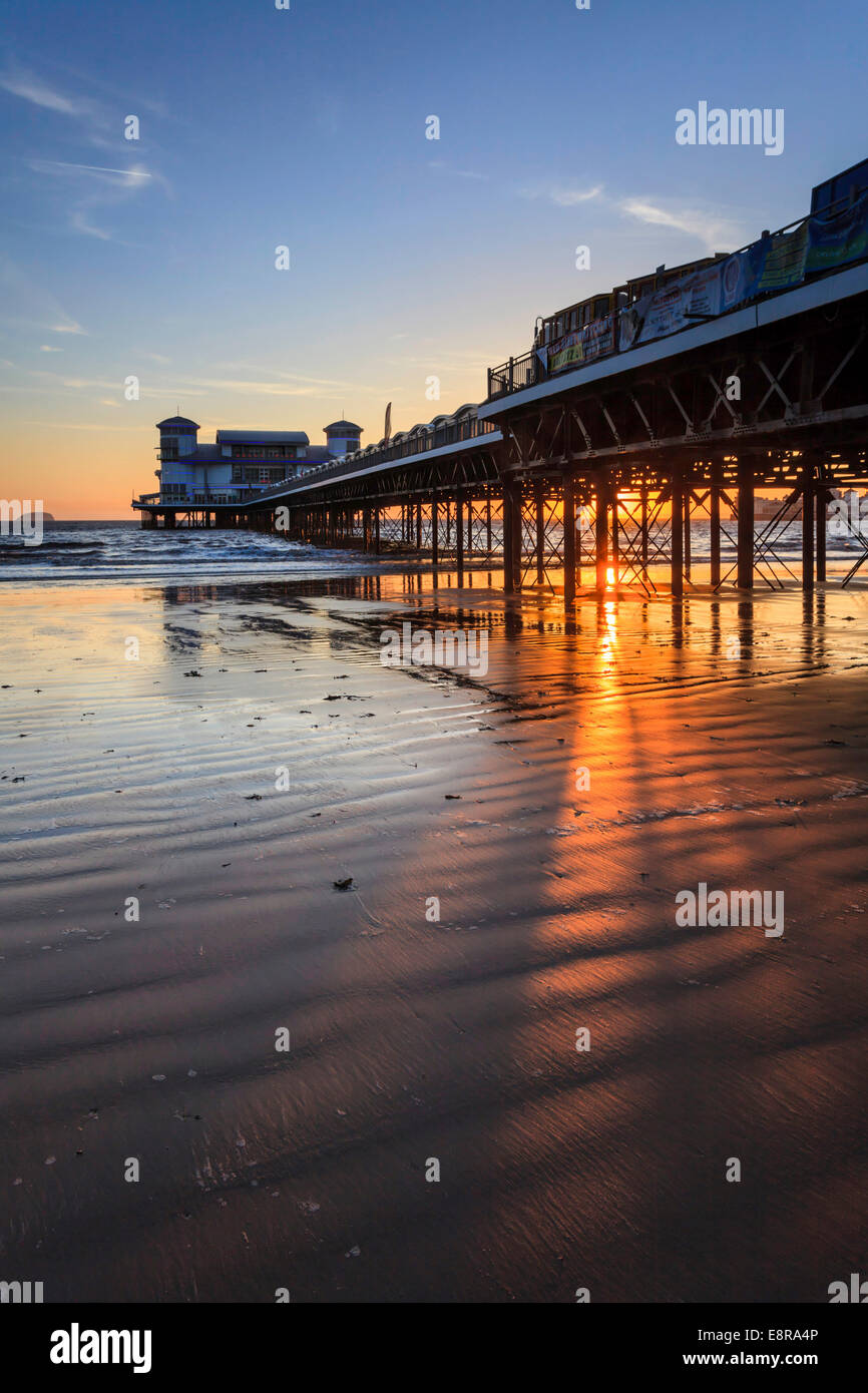 Le Grand Pier à Weston-Super-Mare capturé juste avant le coucher du soleil. Banque D'Images Le Grand Pier à Weston-Super-Mare capturé juste avant le coucher du soleil. Banque D'Images