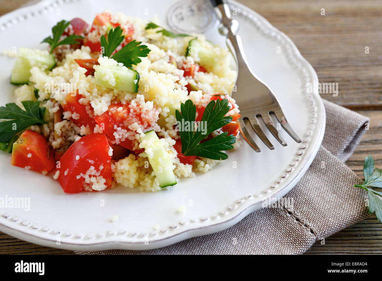 Avec salade de couscous et de légumes sur une assiette blanche, de l'alimentation libre Banque D'Images