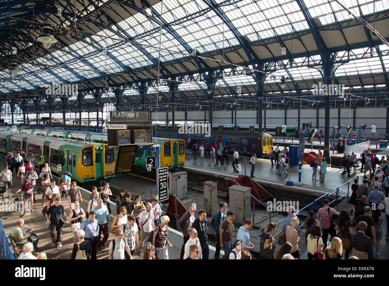 La gare de Brighton à l'heure de pointe du matin Banque D'Images