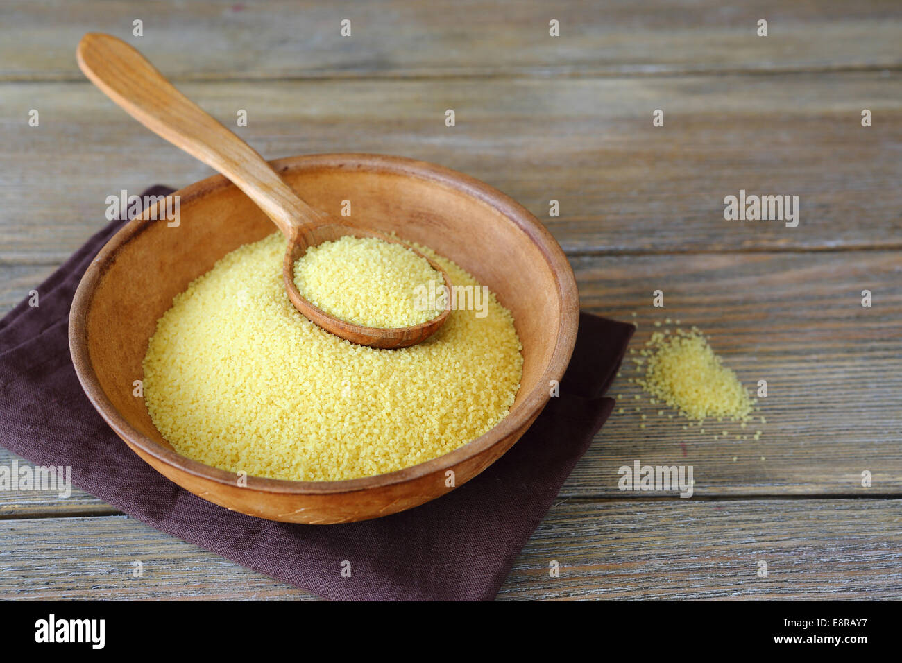 Couscous crus dans un bol d'argile sur des planches, arabe Banque D'Images