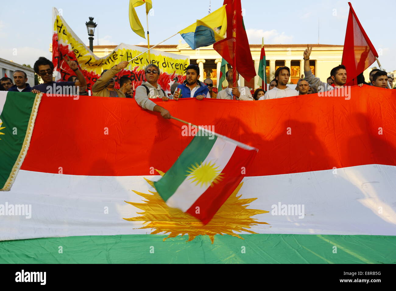 Athènes, Grèce. 13 octobre 2014. La vague des manifestants kurdes un drapeau. Kurdes vivant en Grèce ont protesté contre les attaques de l'État islamique (est) sur la ville de Kobane en Syrie. Leur colère était principalement dirigé vers la Turquie, et l'inactivité de l'armée turque de venir à l'aide de la ville assiégée. Banque D'Images