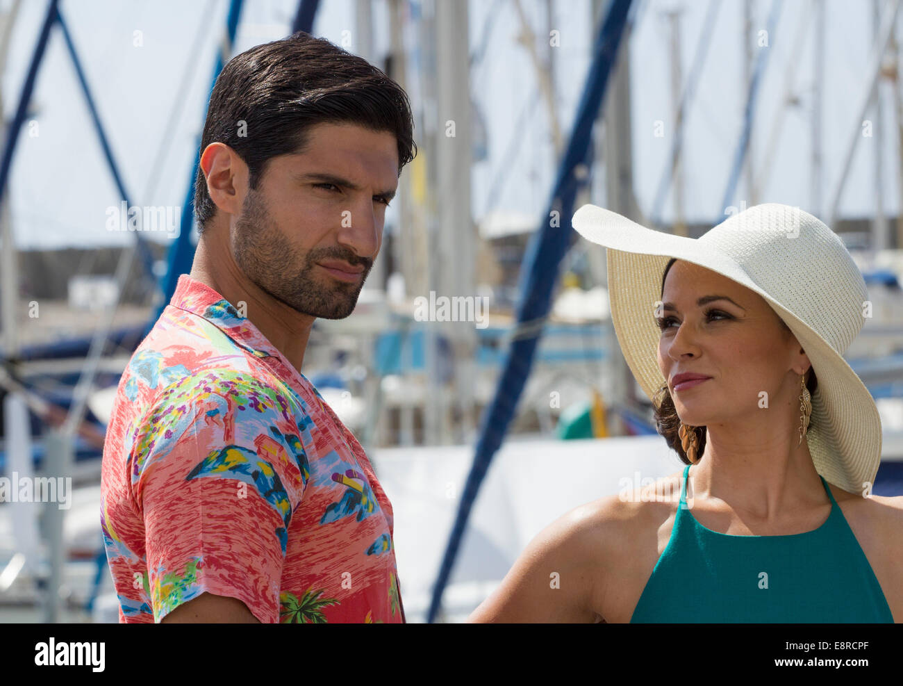 Puerto de Mogan, Grande Canarie, Îles Canaries. 13 Oct, 2014. BAFTA acteur primé Kayvan Novak sur le plateau le premier jour de tournage d'une nouvelle comédie de la BBC dans "Piège,' avec Bradley Walsh et Kayvan Novak. Nous croyons que la femme en vert est Emma Pierson. Situé sur une île espagnole, le tournage a lieu dans le port de plaisance de Puerto de Mogan sur Gran Canaria dans les îles Canaries. La série a été créé par Neil Webster et Charlie Skelton et produit/réalisé par Neil Webster et Ben Palmer d'heureux clochard Productions pour BBC One. Credit : ALANDAWSONPHOTOGRAPHY/Alamy Live News Banque D'Images