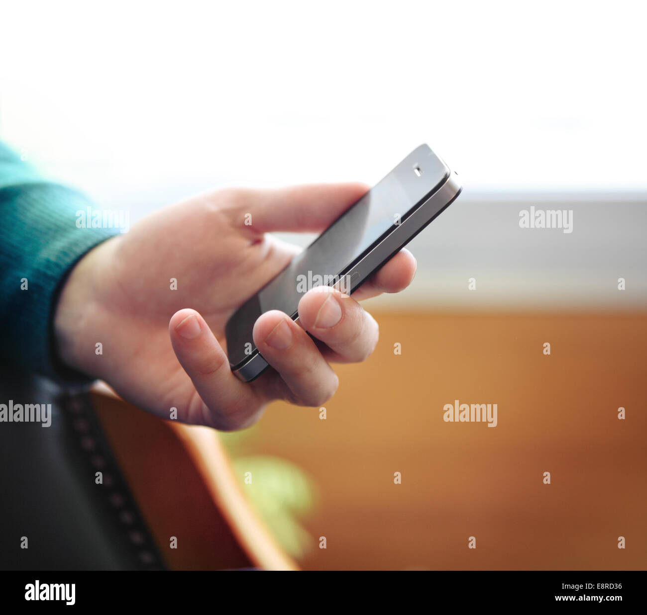 L'homme à l'aide de téléphone mobile à l'intérieur. close up Banque D'Images