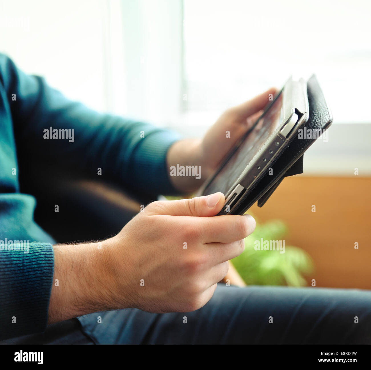 Man holding tablet computer à l'intérieur. close up Banque D'Images