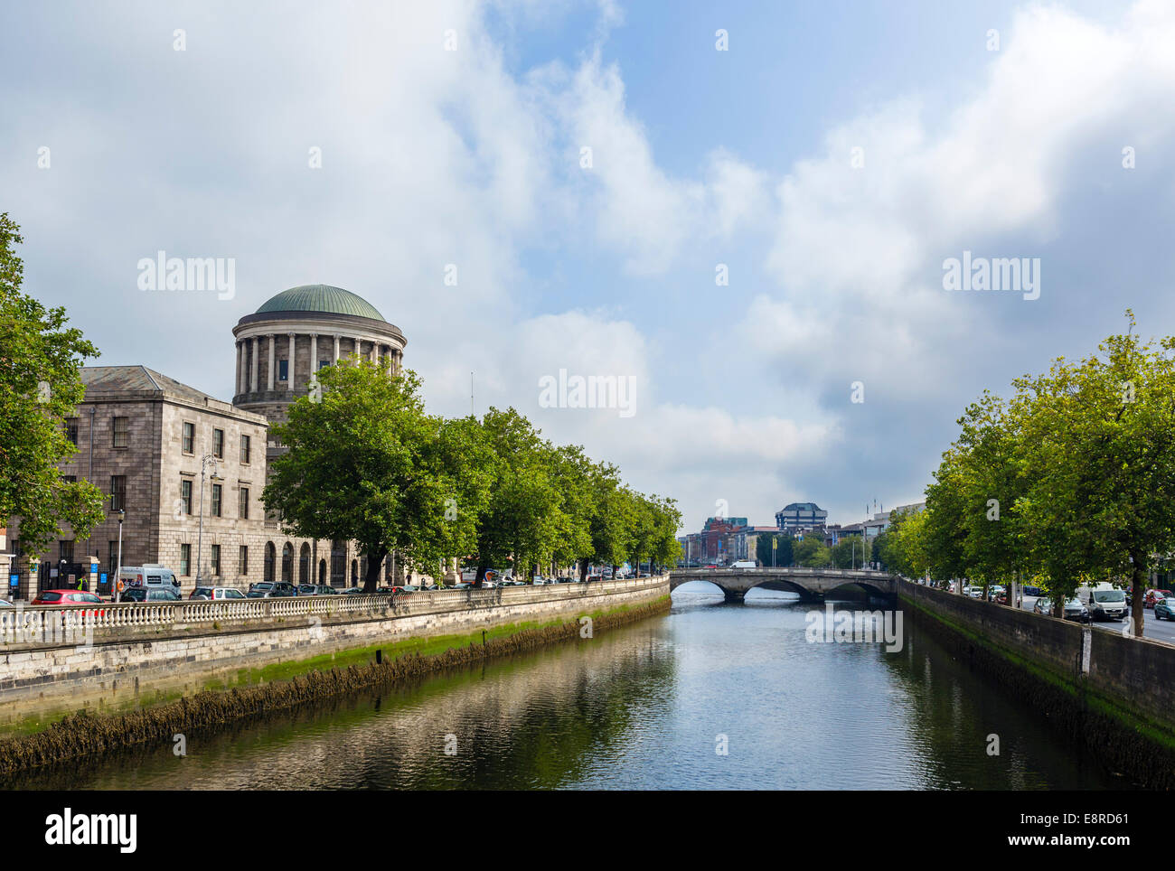 Les quatre cours sur Inns Quay vue sur la Liffey, Dublin, République d'Irlande Banque D'Images