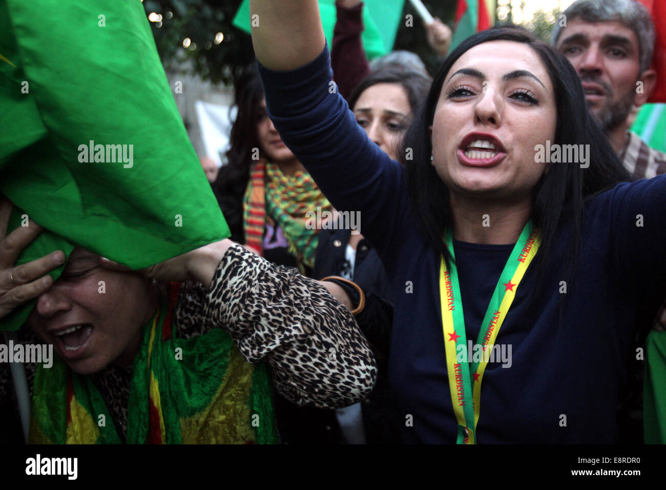 Athènes, Grèce. 13 Oct, 2014. Les femmes kurdes vivant en Grèce lors d'une manifestation pro-kurde manifestation contre les attaques lancées par l'État islamique de ciblage des militants la ville syrienne de Kobane et le manque d'action par le gouvernement turc dans le centre d'Athènes, Grèce, le 13 octobre 2014. Intensification des frappes aériennes aidé milices kurdes repoussé État islamique pour la lutte contre des militants comme Kobane monté sous pression pour plus d'action internationale pour enregistrer la clé de la ville frontière syrienne. Credit : Marios Lolos/Xinhua/Alamy Live News Banque D'Images