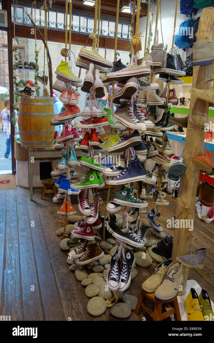 Affichage de Converse boutique chaussures, à Lucques, en Italie. Banque D'Images