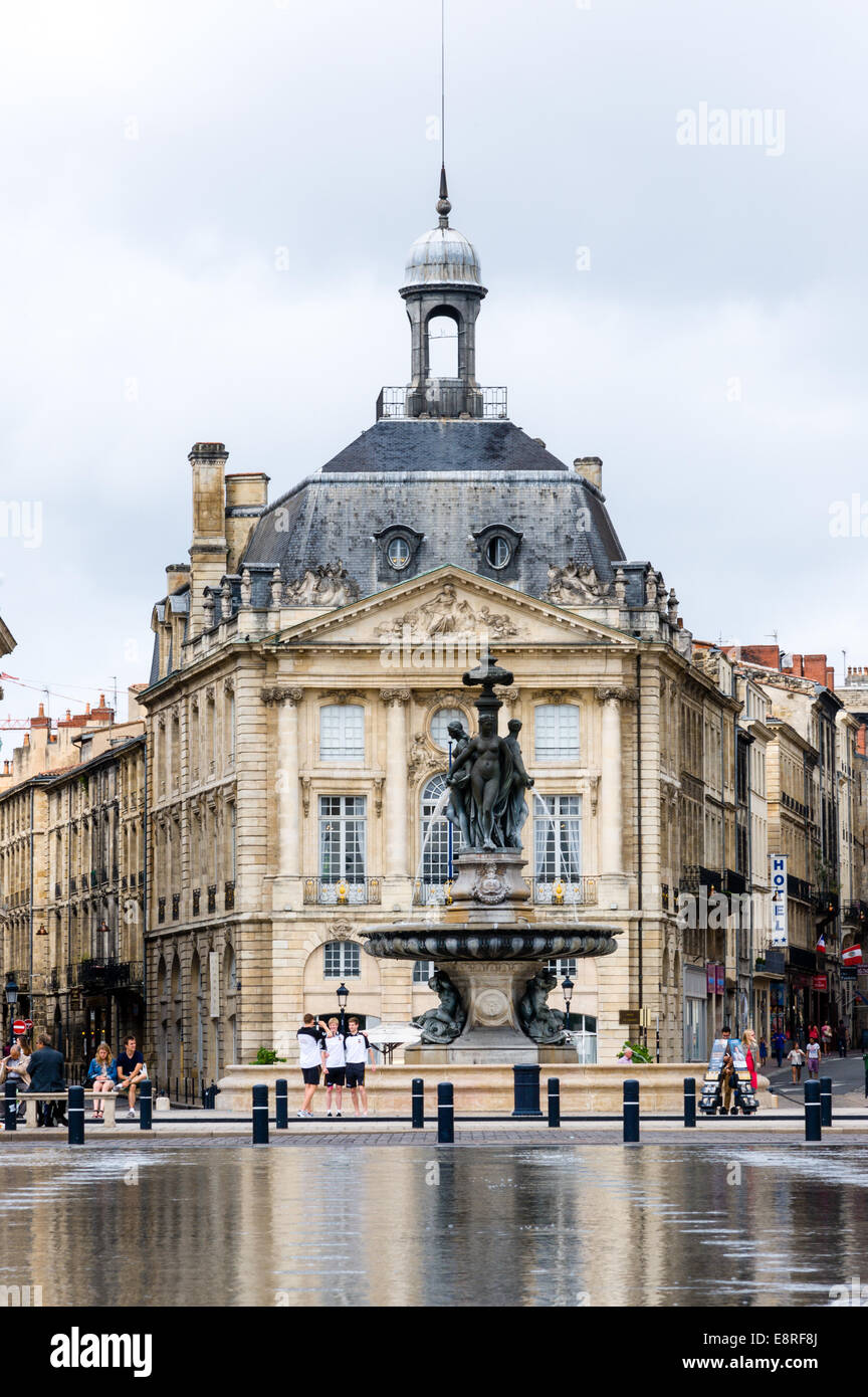 France, Bordeaux. Miroir de l'eau en face de la Place de la Bourse. Banque D'Images