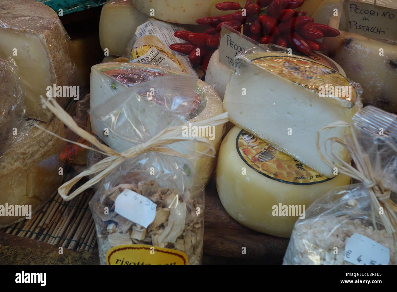 Close up de fromage et des pâtes sur un étal de marché. Banque D'Images