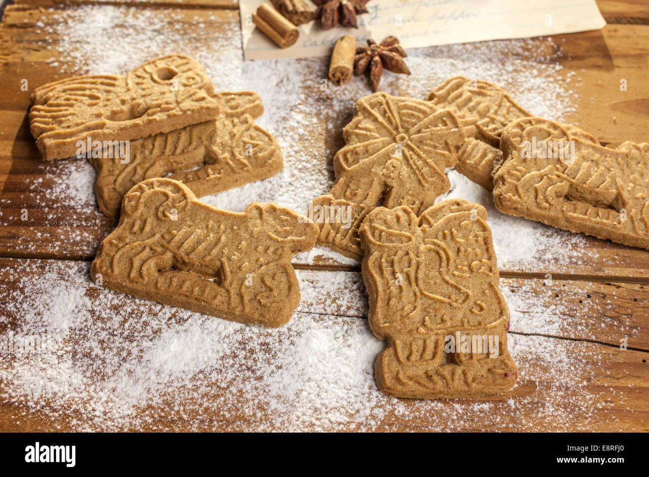 Les cookies de Noël épicé traditionnel sur une table farinée Banque D'Images