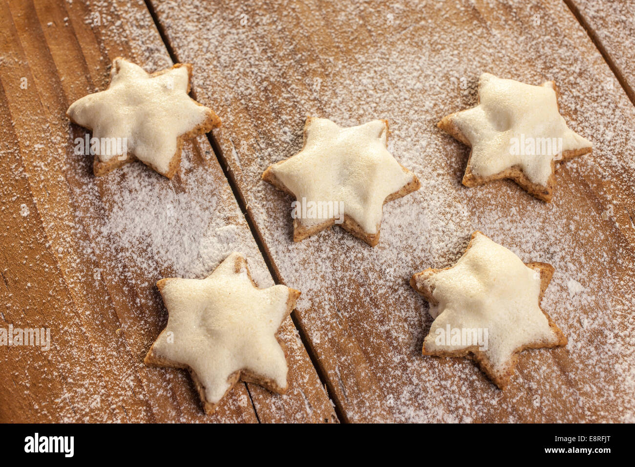 Cookies de Noël (cannelle) avec glaçure blanche Banque D'Images