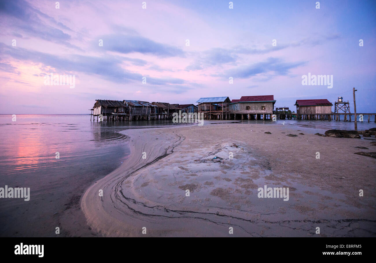 Village de pêcheurs de Prek Svay, sur l'île de Koh Rong au Cambodge, au coucher du soleil Banque D'Images
