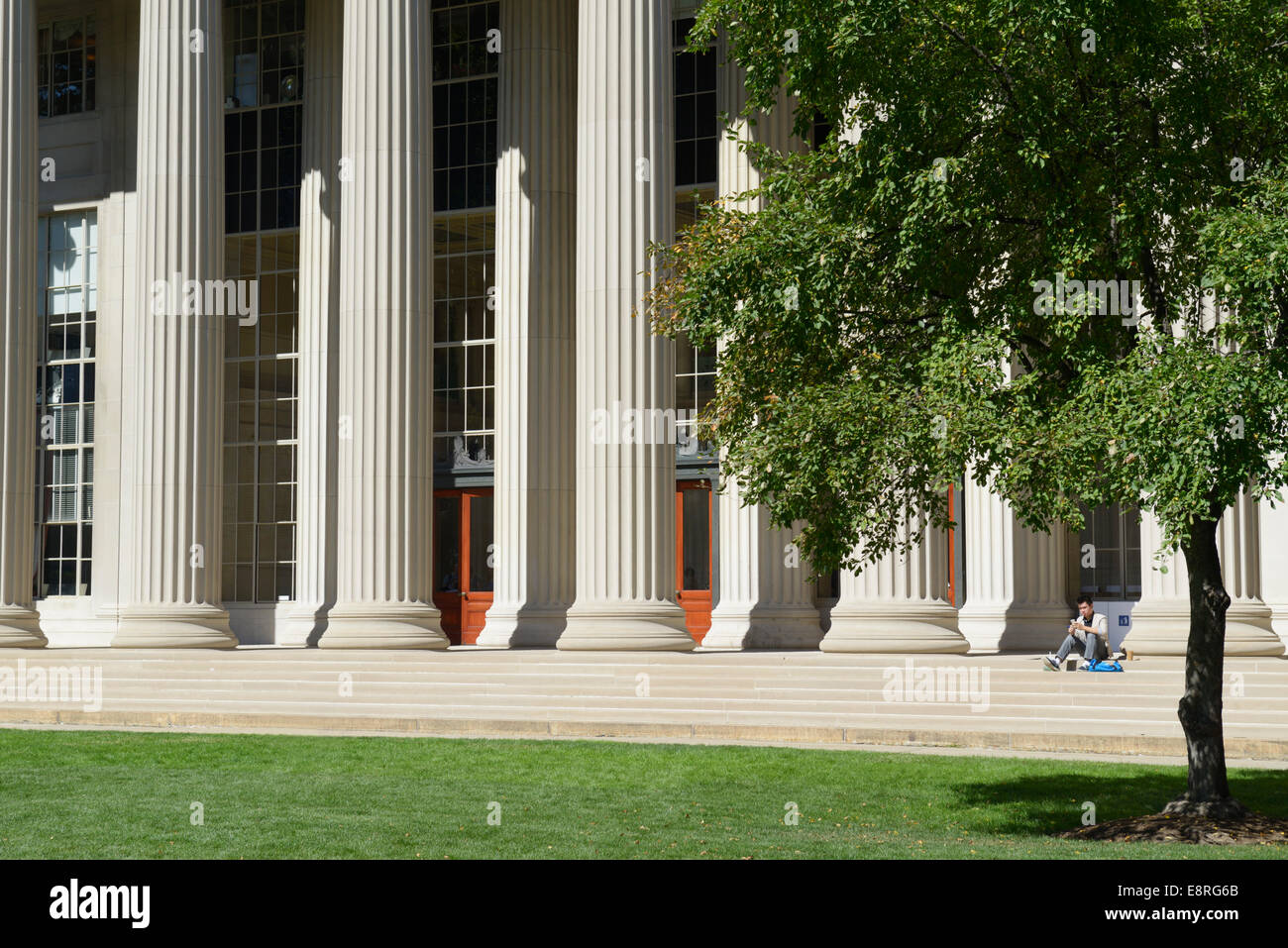 Entrée principale et étapes, bâtiment 10, le MIT (Massachusetts Institute of Technology) Banque D'Images