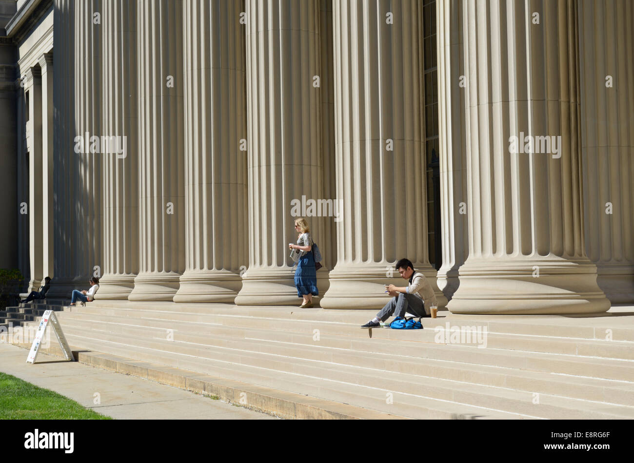 Entrée principale et étapes, bâtiment 10, le MIT (Massachusetts Institute of Technology) Banque D'Images