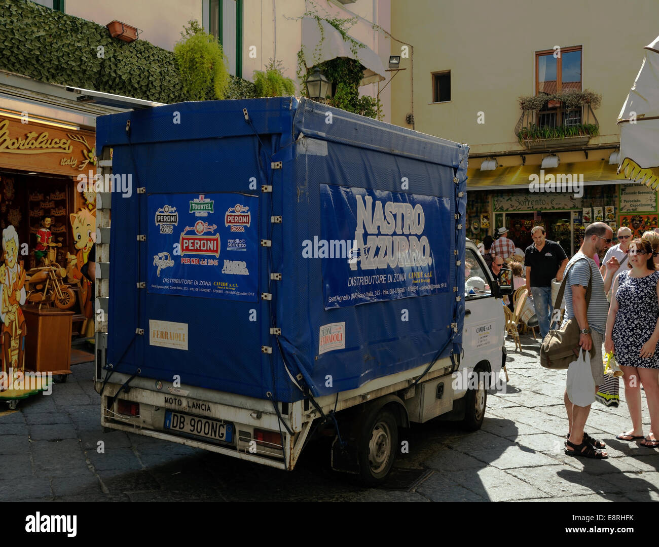 Dans la vieille ville de Sorrento la bière les véhicules de livraison doivent être petites pour négocier les rues étroites. Banque D'Images