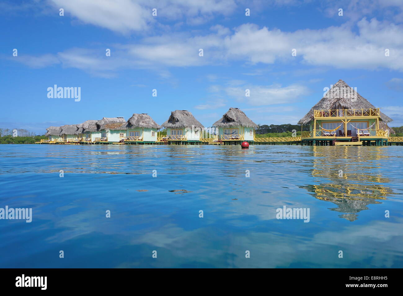 Cabane tropicale au-dessus de l'eau avec toit de chaume, la mer des Caraïbes, l'Amérique centrale, le Panama Banque D'Images