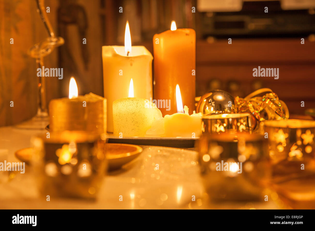 Or, blanc et marron bougies comme une décoration de Noël Banque D'Images