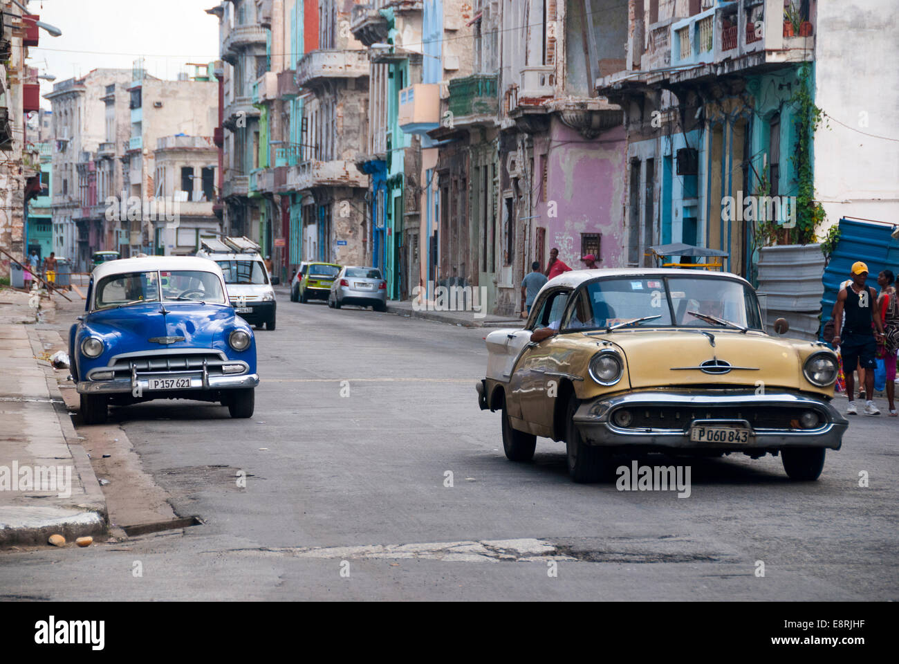 Édifices en ruine et vintage voitures américaines utilisées comme taxis sont une chose commune dans le quartier central de La Havane Banque D'Images