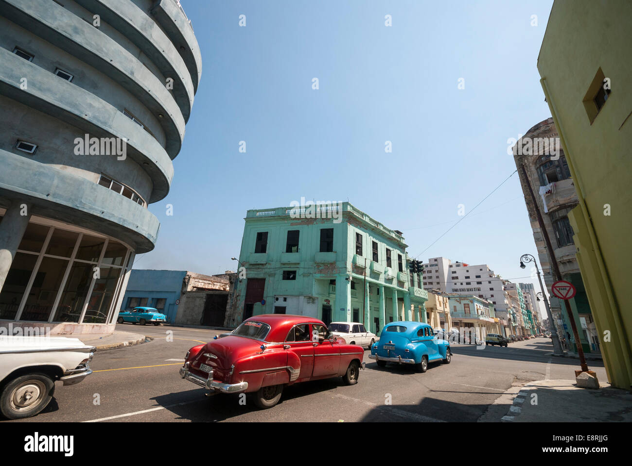2014 image de vintage voitures américaines approchant d'une intersection à San Lazaro juste après le fameux Hôtel Deauville, Banque D'Images