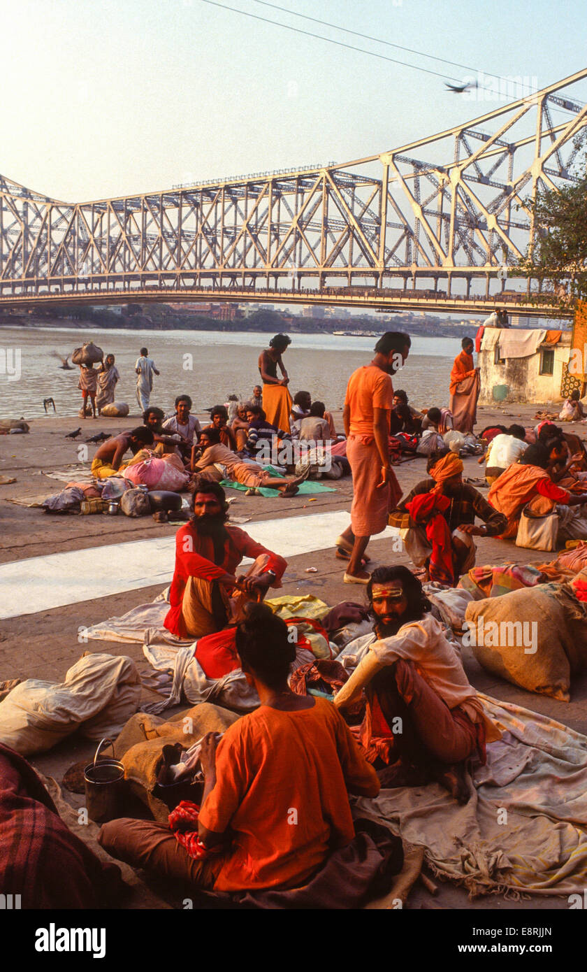 Saints hommes à la rive du fleuve à Calcutta Inde Banque D'Images