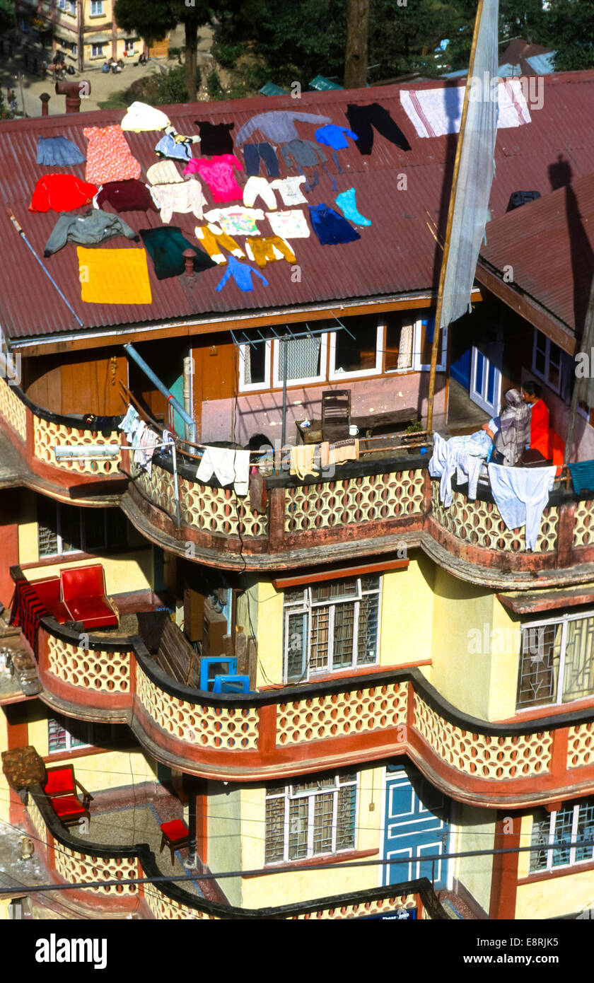 Le séchage des vêtements sur le dessus des toits en Inde Darjeeling Banque D'Images