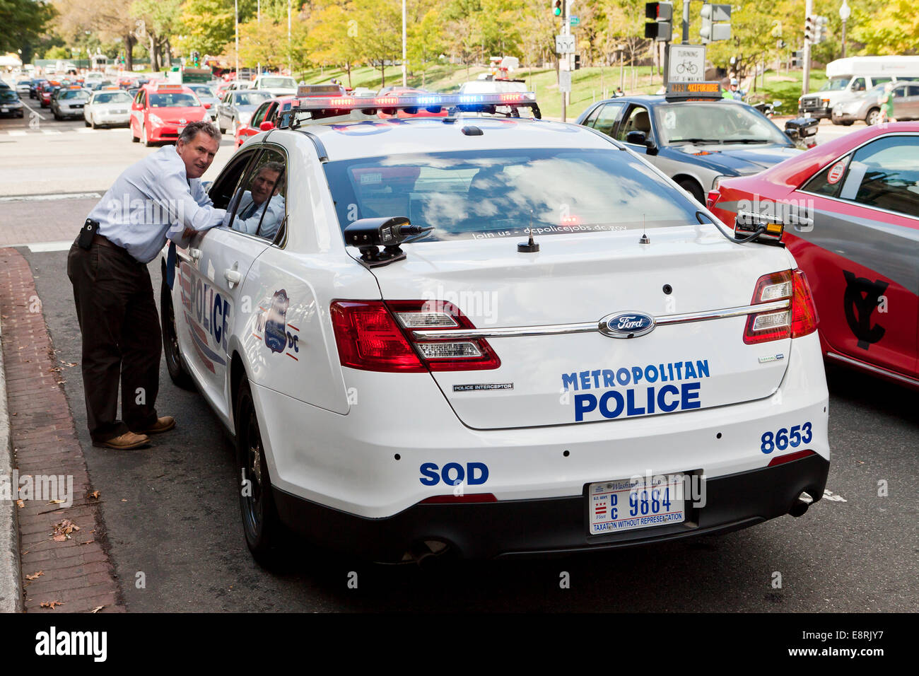 Man policier assis en voiture - Washington, DC USA Banque D'Images