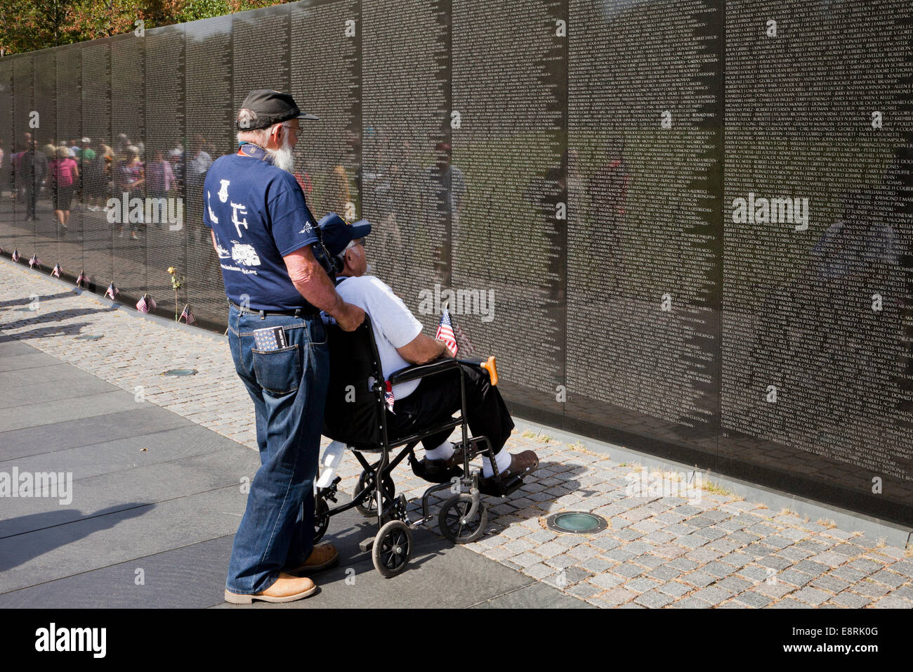 Ancien combattant en fauteuil roulant visiter le Vietnam Veterans Memorial wall - Washington, DC USA Banque D'Images